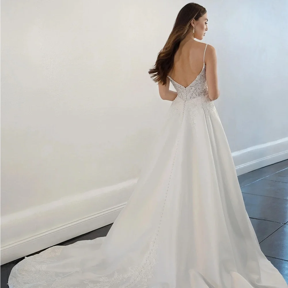 Elegant A-Line Wedding Gown with Lace Bodice and Spaghetti Straps